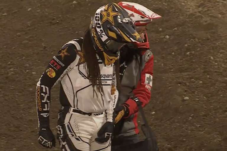 Malcolm Stewart wurde in Anaheim von der Medical Crew versorgt