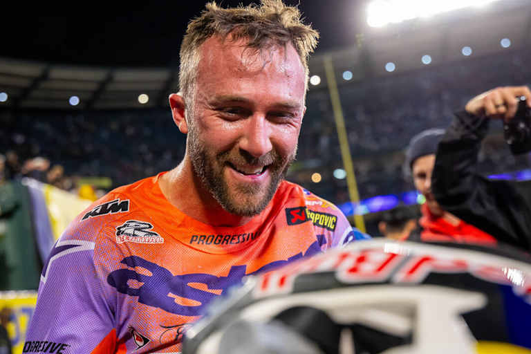 Eli Tomac feiert seinen Auftaktsieg