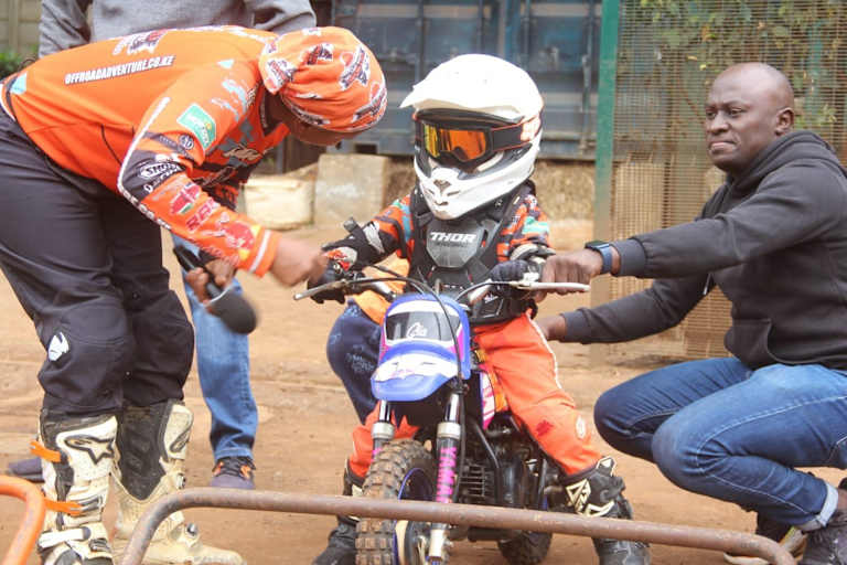 Kinder werden in Kenia an den Motocross-Sport herangeführt