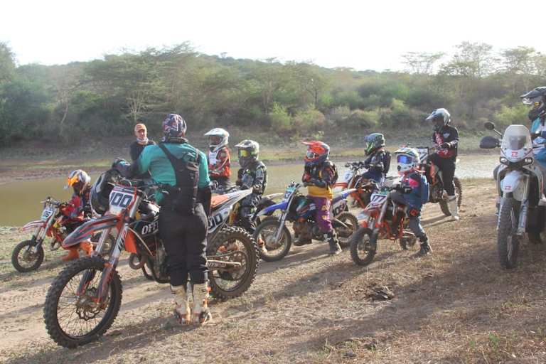 Kinder trainieren in Kenia Motocross