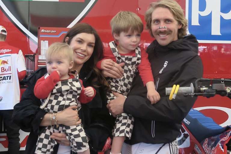 Justin Barcia mit seiner britischen Frau Amber und zwei Kindern