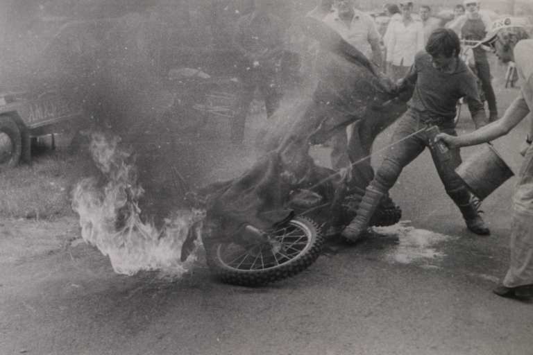 Kurz vor dem Start brannte ein Motorrad, wurde gelöscht und startete