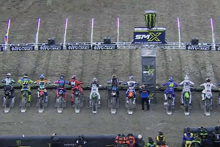 Ken Roczen (94) musste in Seattle kurz vor dem Start sein Motorrad antreten