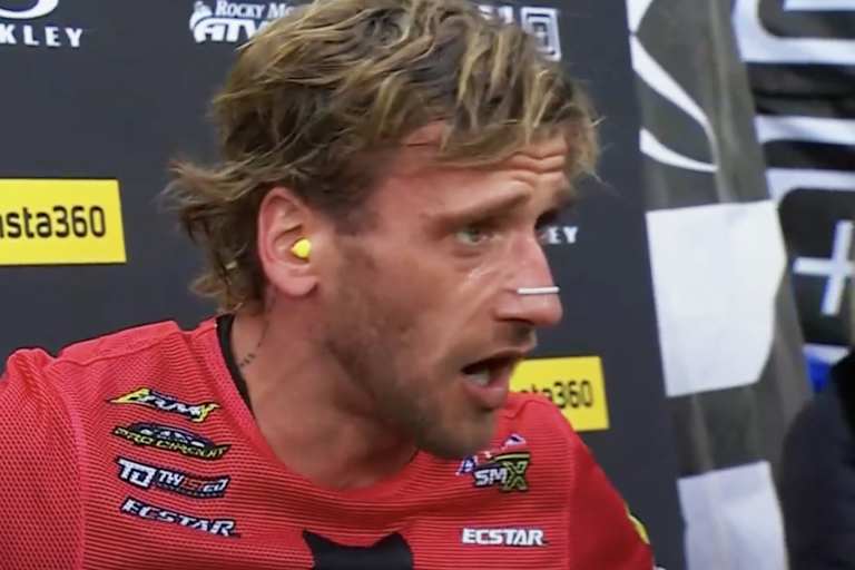Ken Roczen diskutiert nach dem Vorlauf mit seinem Team
