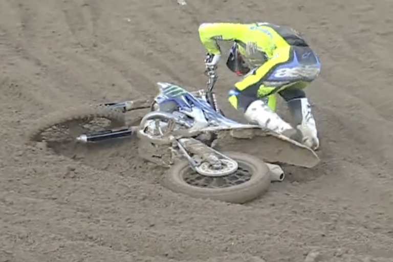 Tim Gajser stürzte im zweiten lauf kurz vor dem Ziel, gewann aber trotzdem