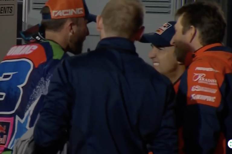 Das Team ist noch in Feierlaune als Tomac das Podium verlässt