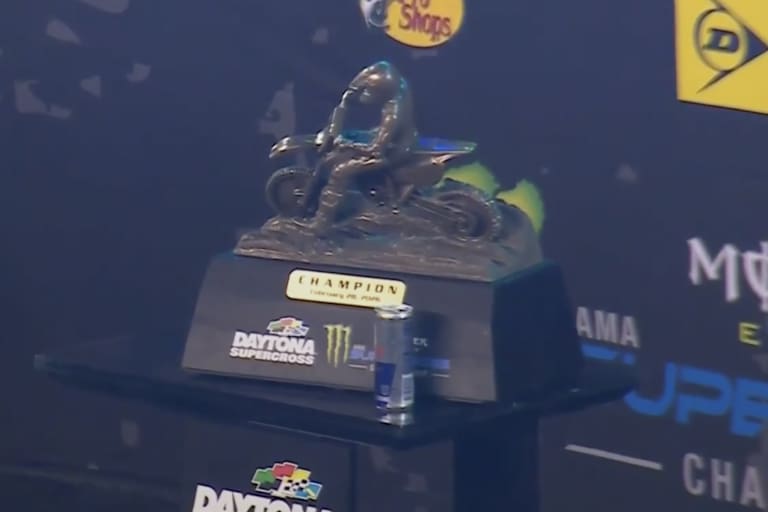 Die schwere Daytona-Trophy brach beim Anheben in zwei Teile