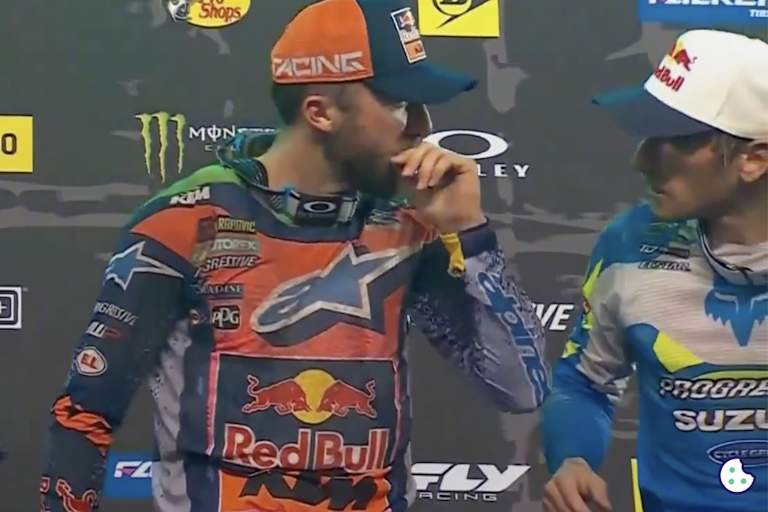 Ken Roczen kümmert sich um Eli Tomac