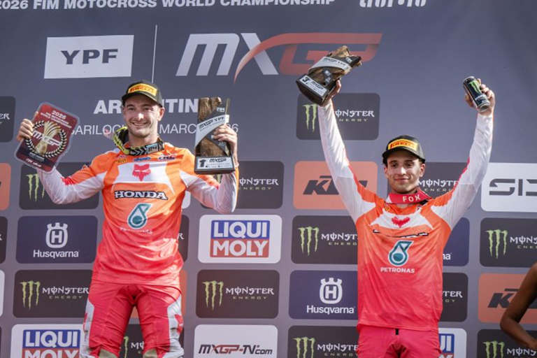 Tom Vialle und Jeffrey Herlings auf dem Podium in Argentinien