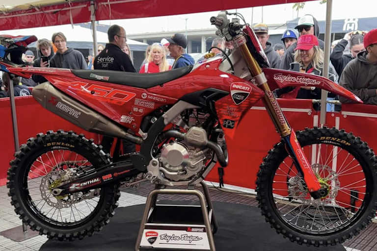 Die Ducati Desmo450 MX kann in den USA nur im Fahrerlager besichtigt werden