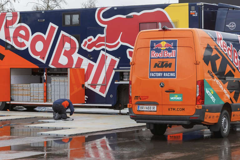 Das Red Bull KTM-Werksteam bezieht seinen Platz im Paddock