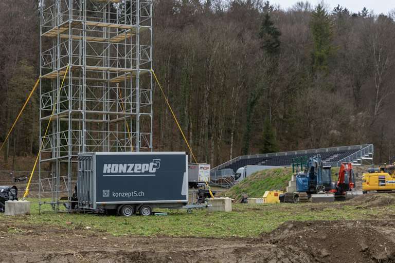 Tribünen und Gerüste sind aufgebaut