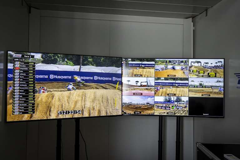 Im Kontrollraum werden alle Kameraperspektiven zusammengeführt