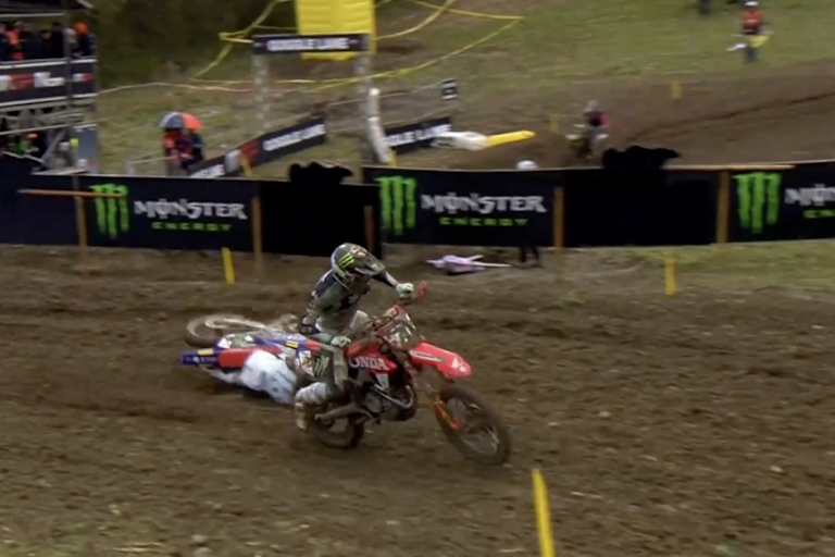 Ruben Fernandez holt Tom Vialle vom Bike