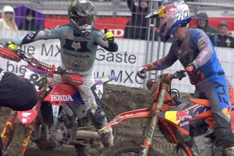 Lucas Coenen gratuliert Jeffrey Herlings zur Pole-Position