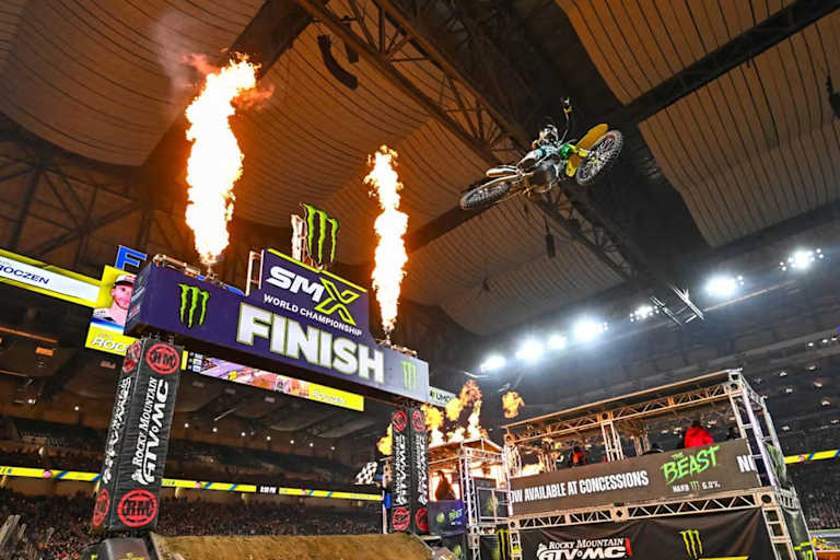 Ken Roczen triumphiert in Detroit