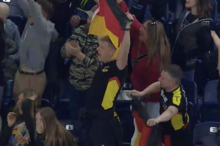 Deutsche Fans feiern im Ford Field von Detroit den Sieg von Ken Roczen