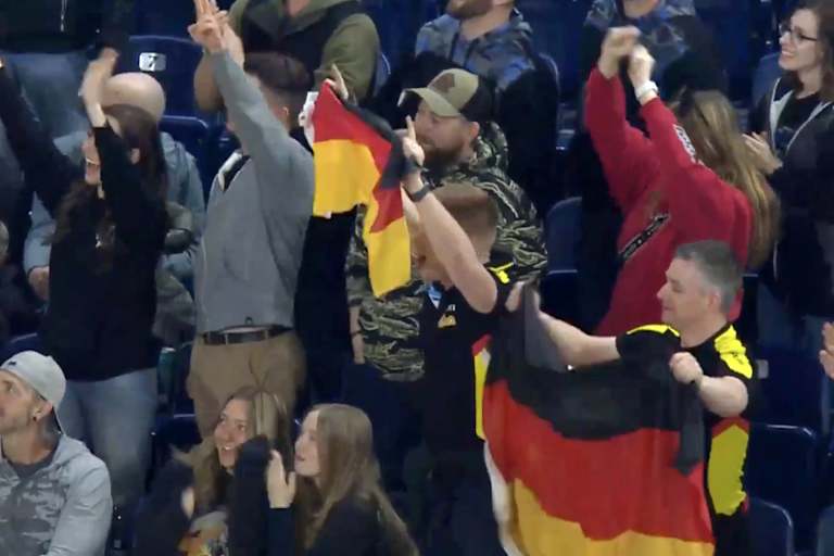 Die deutschen Fans feiern im Ford Field von Detroit den Sieg von Ken Roczen