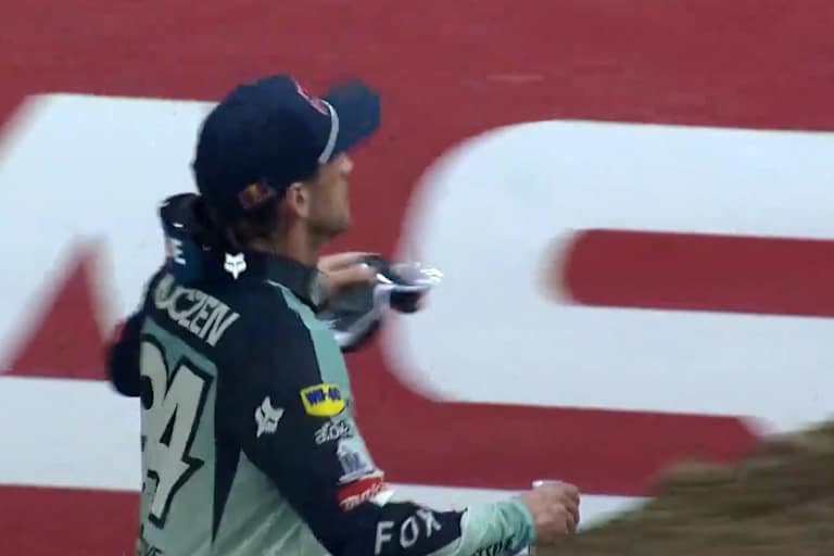 Ken Roczen wirft den deutschen Fans in Detroit seine Brille zu