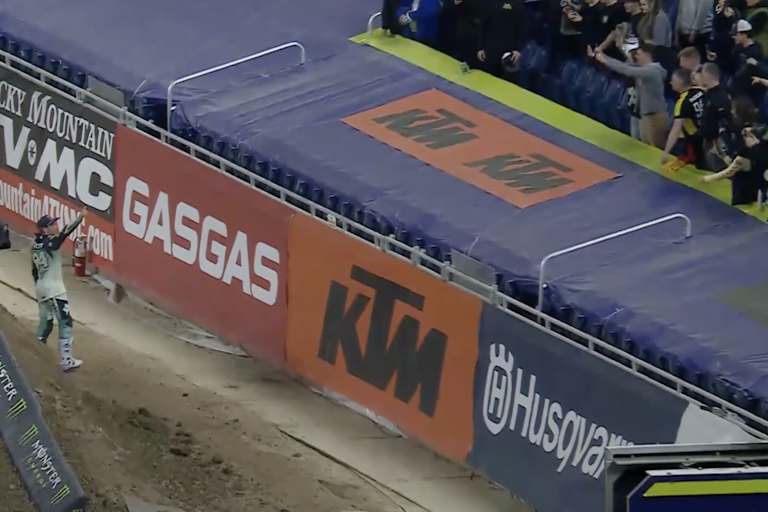 Nach der Podiumszeremonie ging Roczen noch einmal zu den deutschen Fans