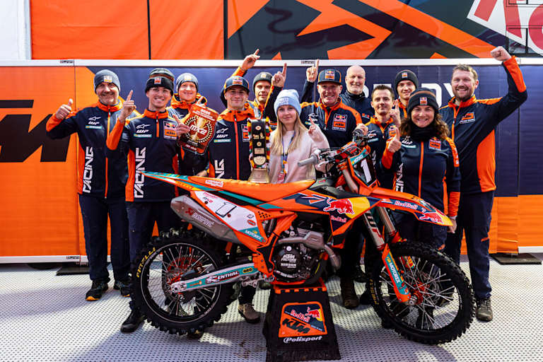 Das Red Bull KTM-Werksteam feiert den zweiten Grand-Prix-Sieg 2026 