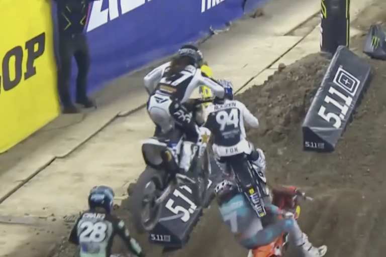 Ken Roczen geht zu Boden, von hinten kommt Malcolm Stewart angeflogen