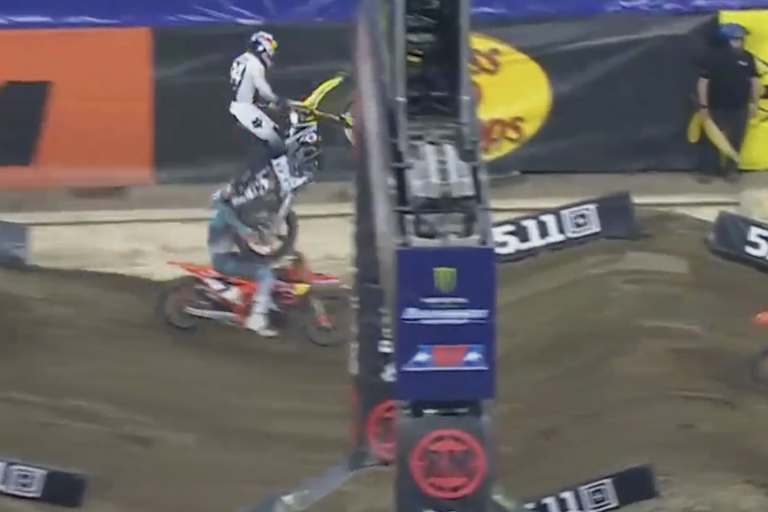 Aaron Plessinger kracht mit seinem Oberkörper gegen Ken Roczens Hinterrad