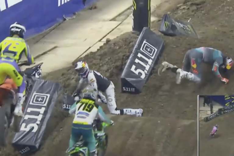 Ken Roczen kann sich vor der folgenden Fahrermeute in Sicherheit bringen