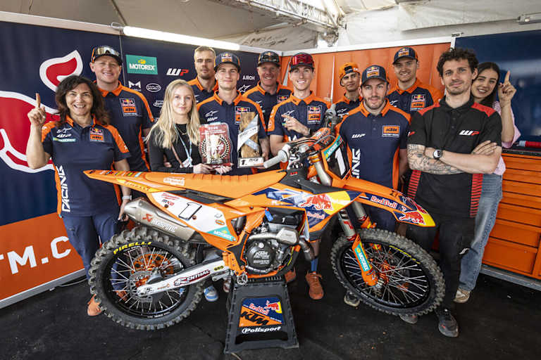 Das Red Bull KTM-Werksteam feiert den Erfolg von Simon Längenfelder