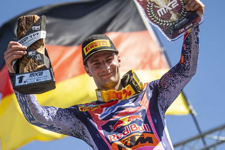 Simon Längenfelder feiert seinen Sieg in Argentinien