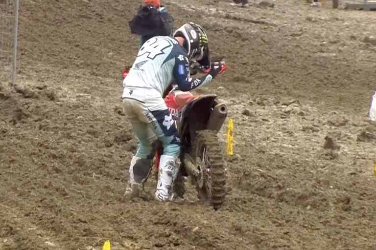 Jeffrey Herlings blieb im ersten Lauf mit abgesprungener Kette liegen