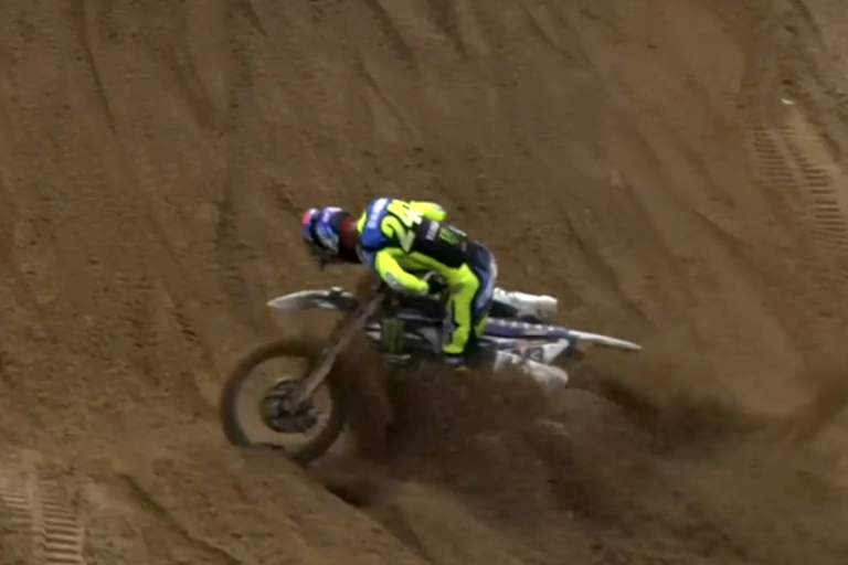 Tim Gajser schlägt mit dem Oberkörper auf den Lenker, der Airbag löst aus