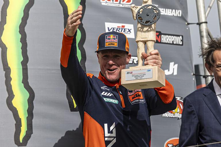 Red Bull KTM-Teamchef Joel Smets feiert auf dem Podium in Riola Sardo