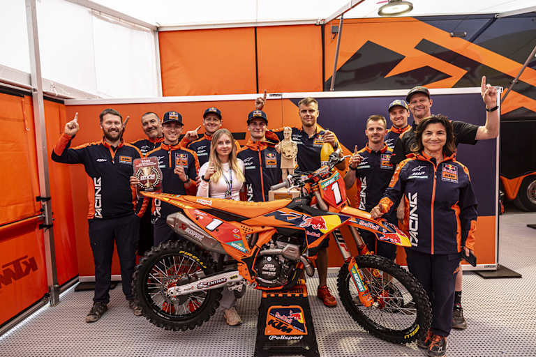 Das Red Bull KTM-Team feiert Längenfelders Erfolg