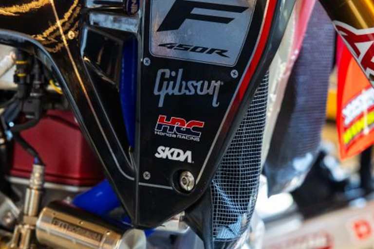 Das Gibson-Branding an Hunters Werks-Honda