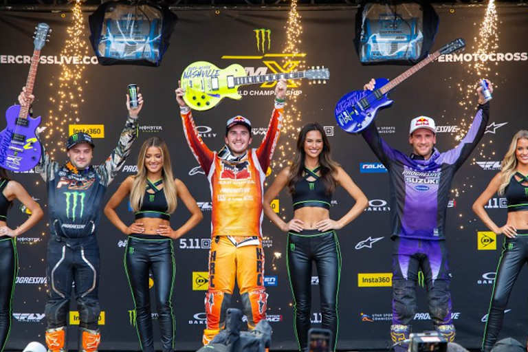 Als Siegertrophäen gab es in Nashville edle Gibson Gitarren