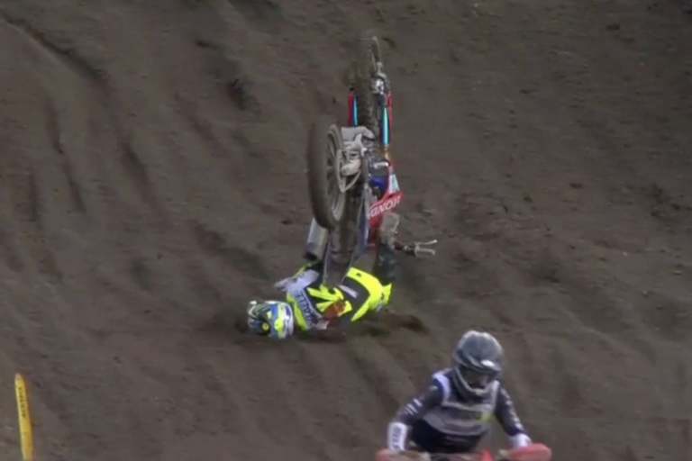 Tom Vialle stürzte und wurde am Boden von seinem Motorrad getroffen