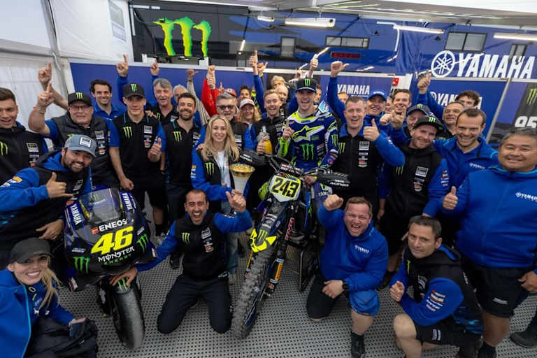 Das Yamaha-Werksteam feiert den Erfolg von Tim Gajser