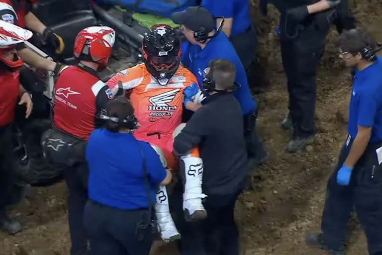 Jo Shimoda wird von der Strecke getragen