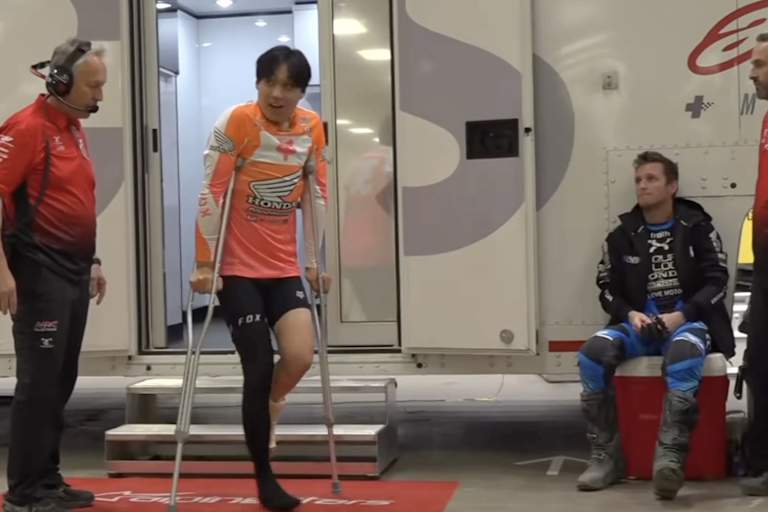 Jo Schimoda verlässt das Medical Center auf Krücken