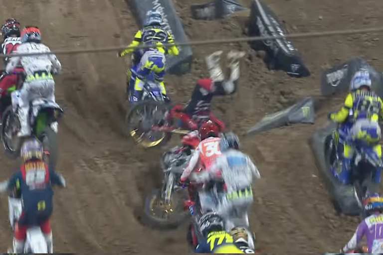 Gavin Towers fliegt in der ersten Runde über den Lenker ab