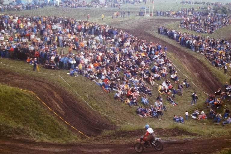 Das Bild aus den 1980er Jahren zeigt, dass der Hartboden viel dunkler ist.