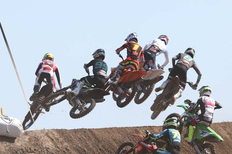 Erste Auffahrt nach dem Start der MX2-Klasse