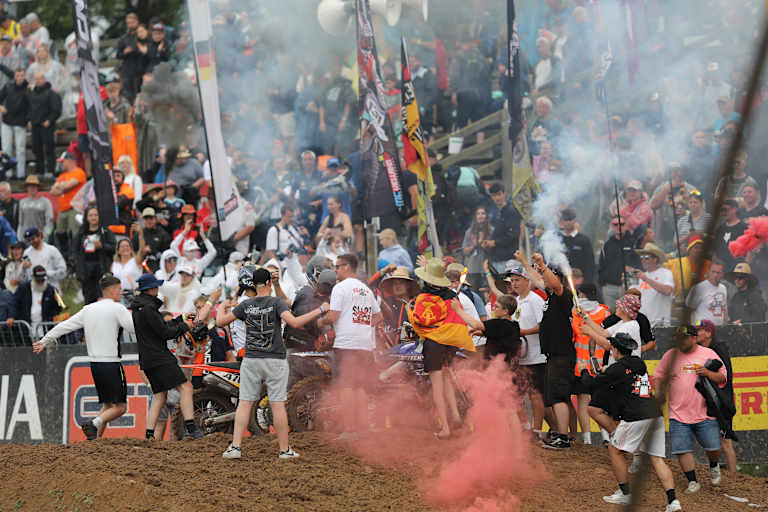 Die Fans feiern die deutschen Fahrer