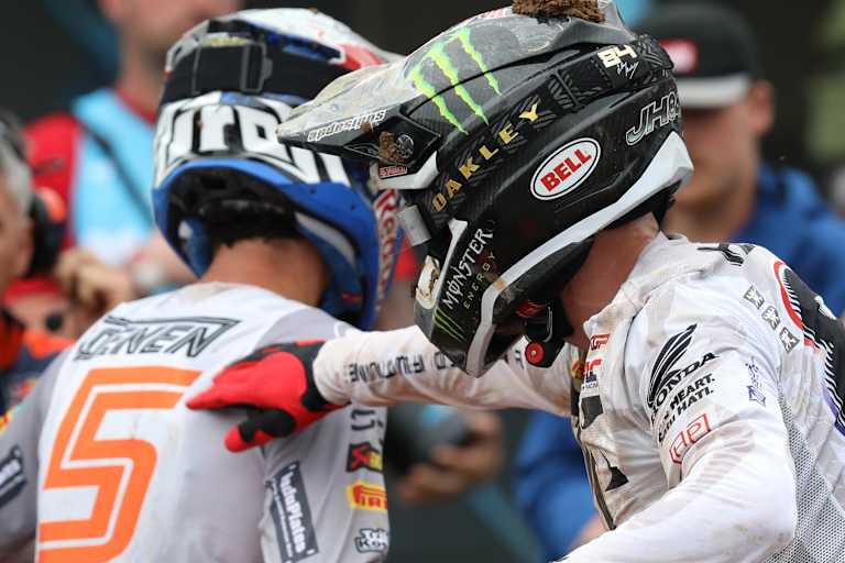 Jeffrey Herlings gratuliert Lucas Coenen