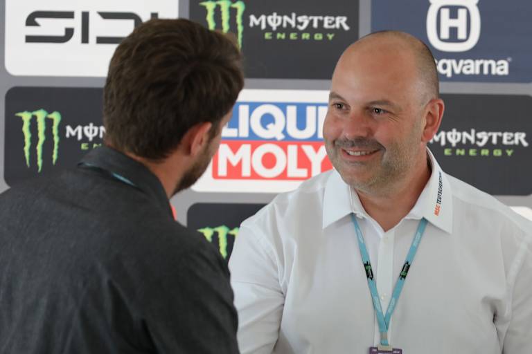 David Luongo gratuliert Andreas Kosbahn zur Vertragsverlängerung