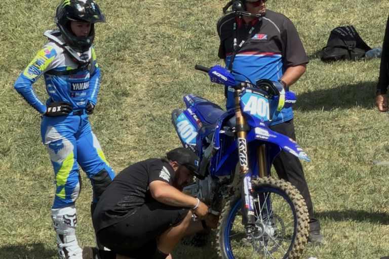 Lotte van Drunen steht fassungslos vor ihrem Motorrad