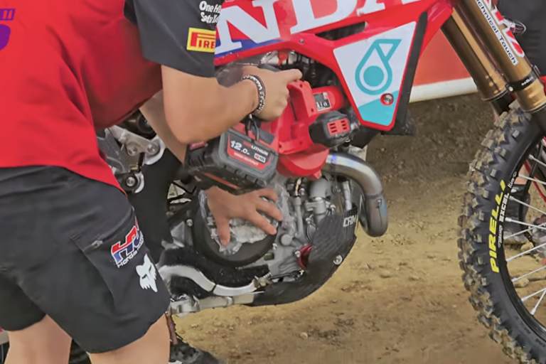 Die Honda von Jeffrey Herlings bekam Eispackungen