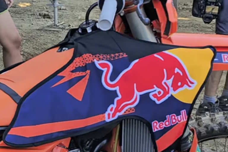 Tank-Isolationsmatte an der Werks-KTM von Lucas Coenen