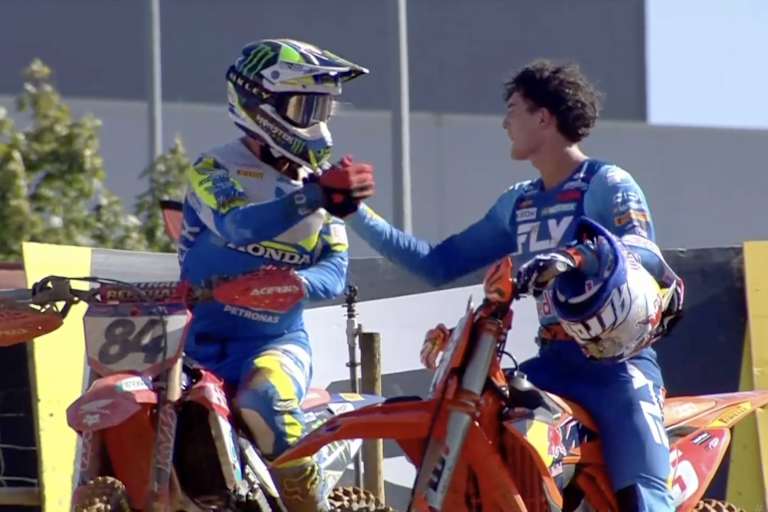 Jeffrey Herlings gratuliert Lucas Coenen in Agueda zu seinem Laufsieg